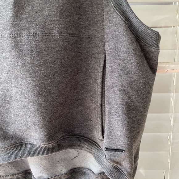 Crop sleeveless work out sweatshirt - Picture 2 of 5